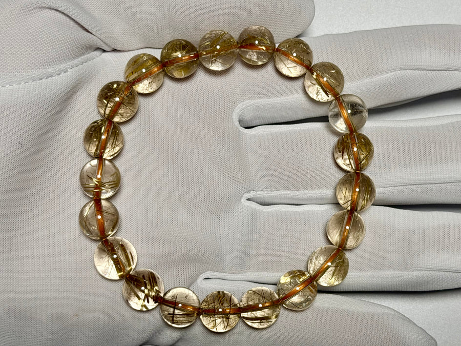 手袋着用で持ったクリアルチルクォーツ9.5mm。金紅石入り水晶の透明感と繊細な金針が映える一本です。